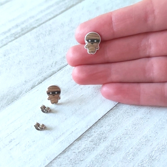 Halloween Epoxy Studs - Mummy - Picture 3 of 3